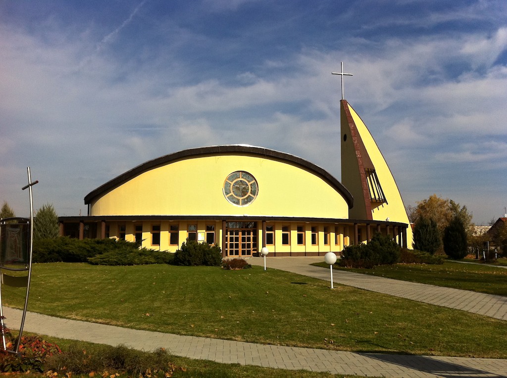 Filiálny kostol Božieho milosrdenstva v Kostolnom Seku - 1.11.2010, 11:46 h, exteriér, južný pohľad